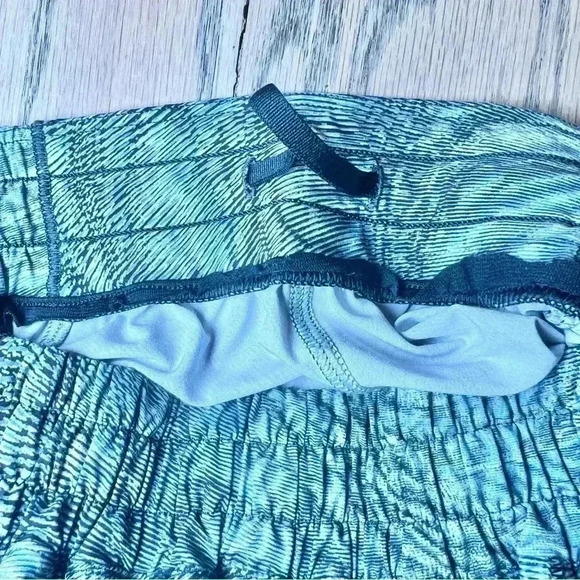 Lululemon Women’s Hotty Hot Low Rise Multi Colored Shorts Size 4 Tall - Picture 6 of 14
